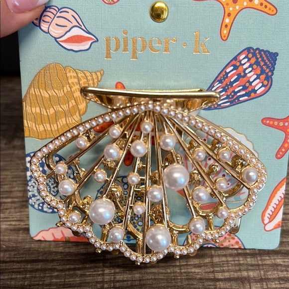 Piper K Seashell Hair Clip 🐚 - Picture 4 of 4